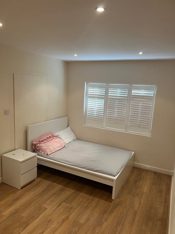 Flat Chelsworth Drive in Greater London