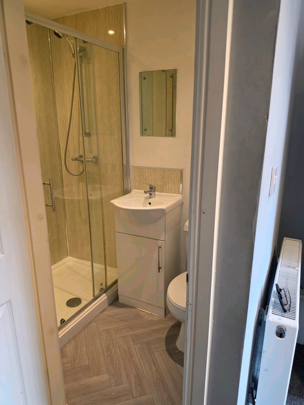 Room Sweetbriar Road in Leicester