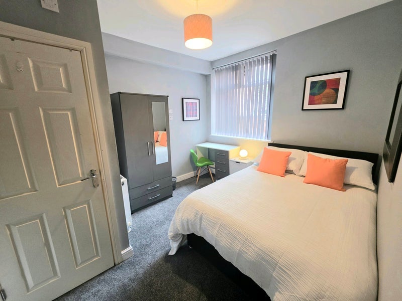 Room Sweetbriar Road in Leicester