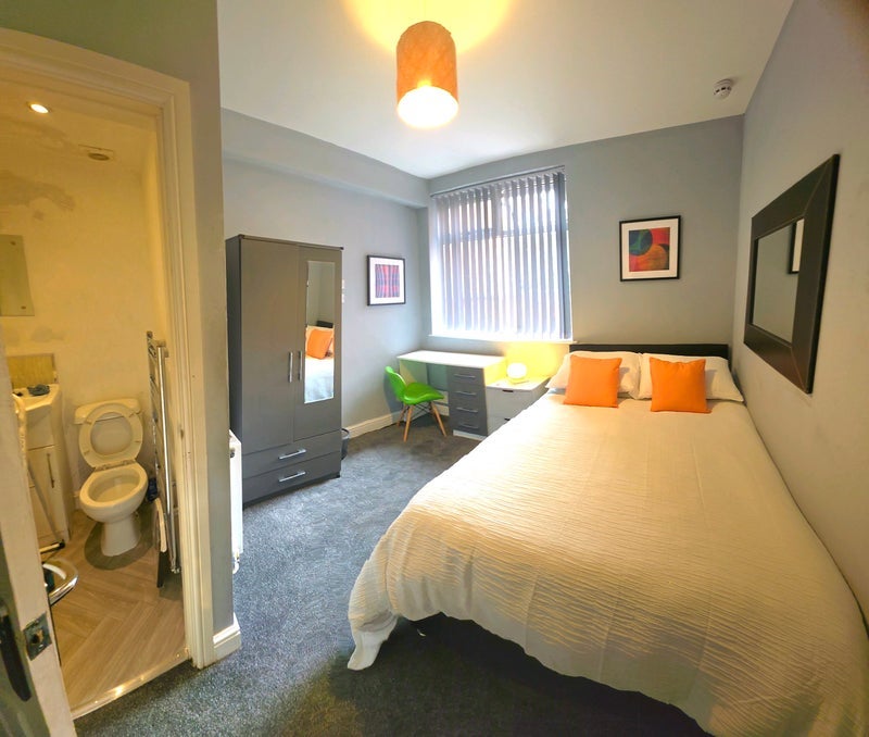 Room Sweetbriar Road in Leicester