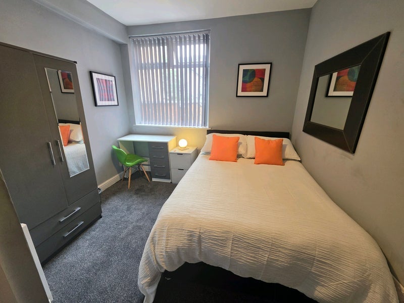 Room Sweetbriar Road in Leicester