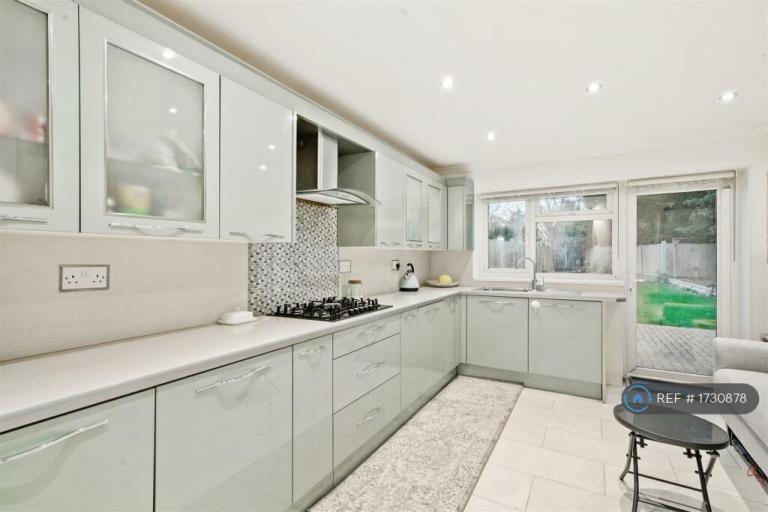 House Kingsmead Drive in Greater London