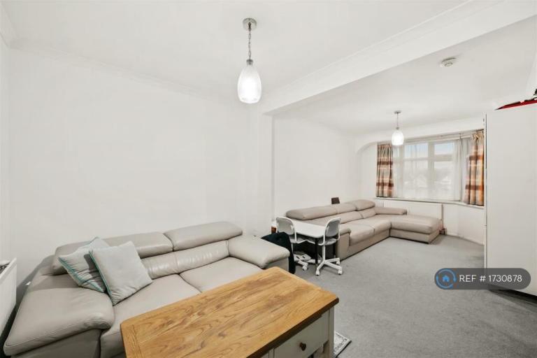 House Kingsmead Drive in Greater London