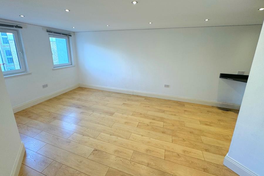 Flat Cloister Court in Elmbridge