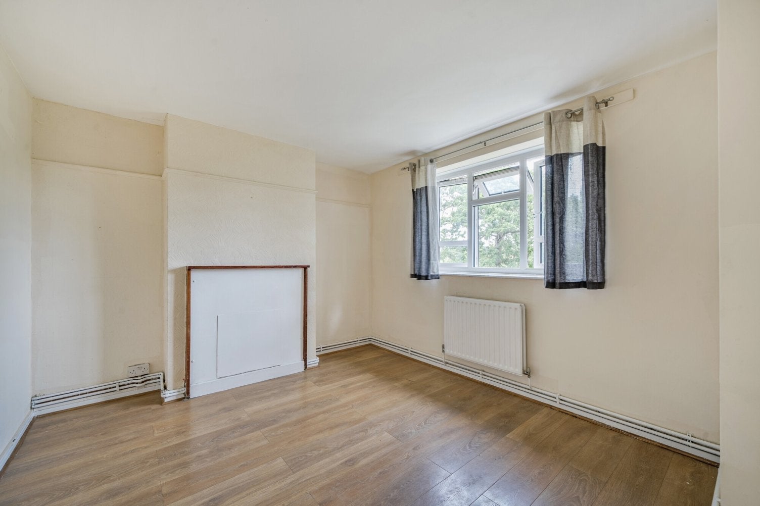 Flat Hall Drive in Greater London