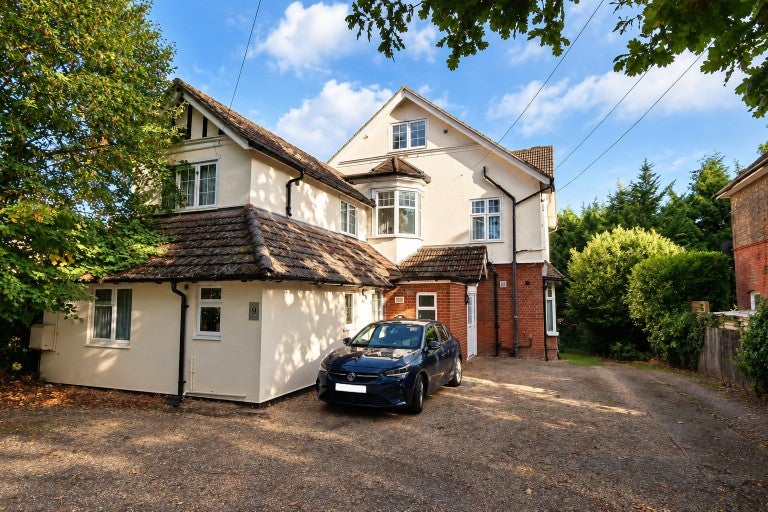 Flat Constitution Hill in Woking
