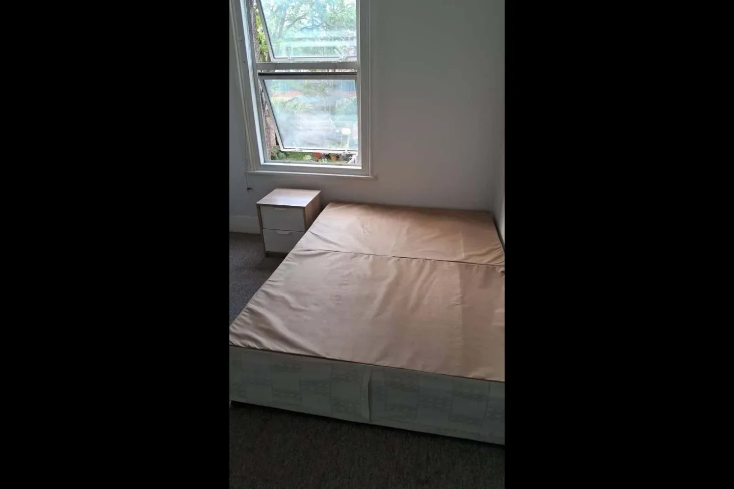 Room Carlyle Road in Greater London