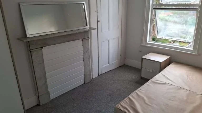 Room Carlyle Road in Greater London