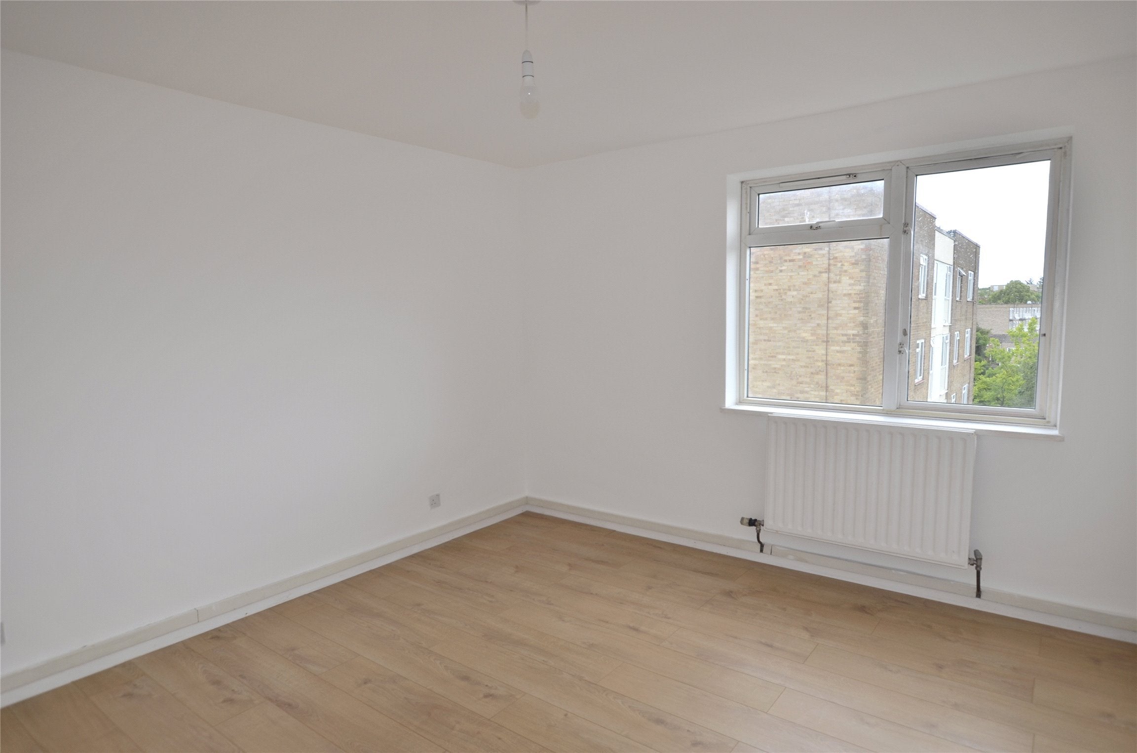 Flat Woodcote Avenue in Greater London