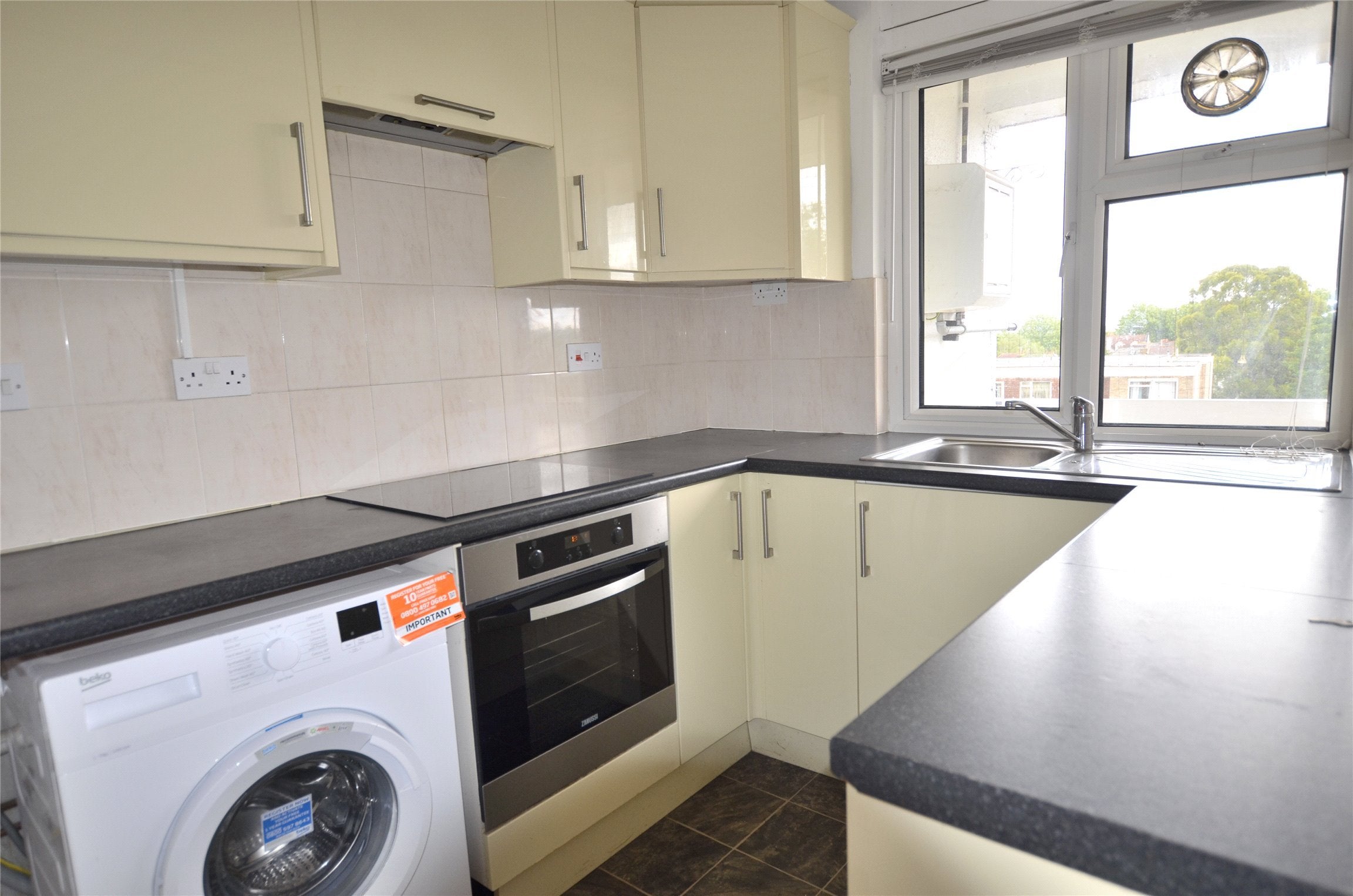 Flat Woodcote Avenue in Greater London