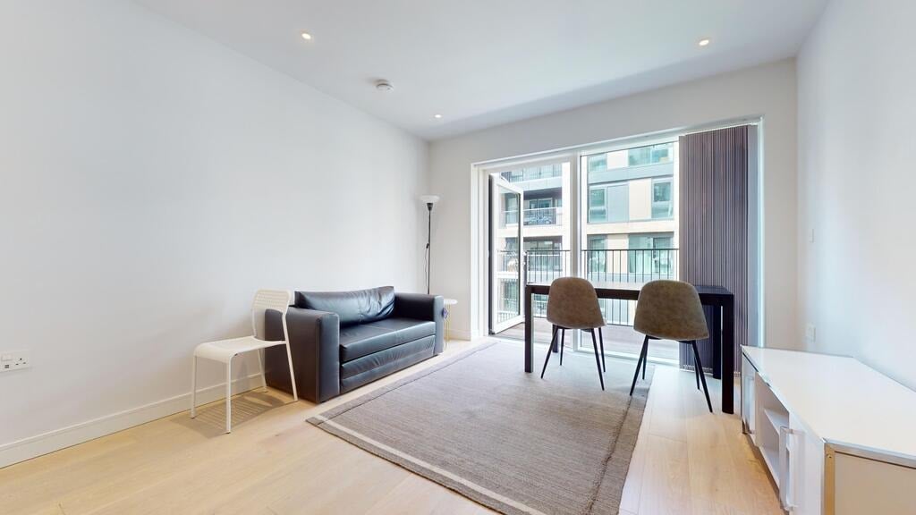 Flat Thurstan Street in Greater London
