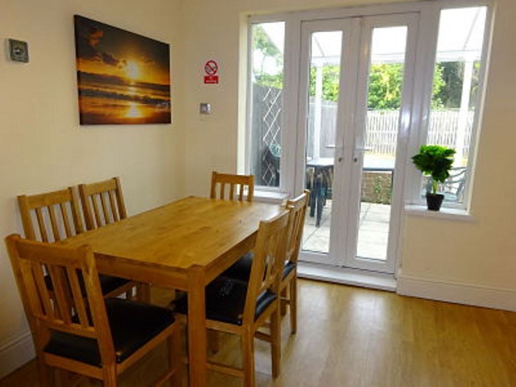 Room De La Pole Avenue in Hull