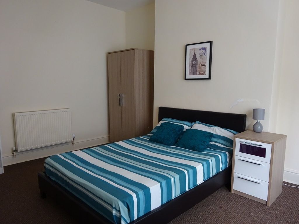 Room De La Pole Avenue in Hull