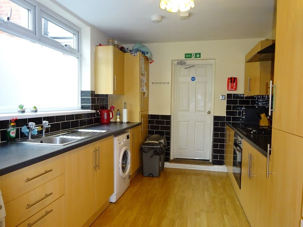 Room De La Pole Avenue in Hull