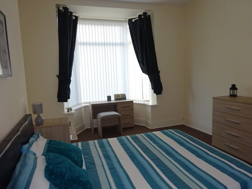 Room De La Pole Avenue in Hull
