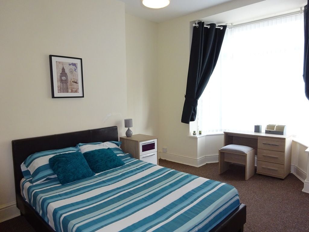 Room De La Pole Avenue in Hull