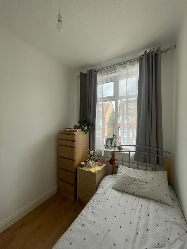 Room Herlwyn Gardens in Greater London