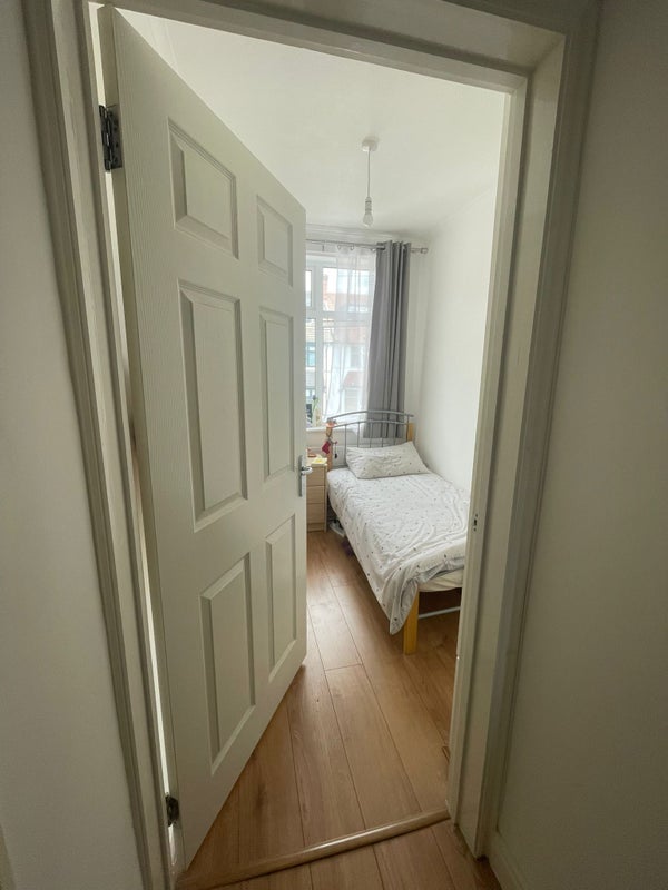 Room Herlwyn Gardens in Greater London