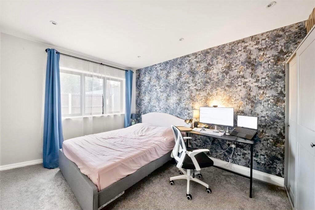 Room Coleridge Way in Greater London