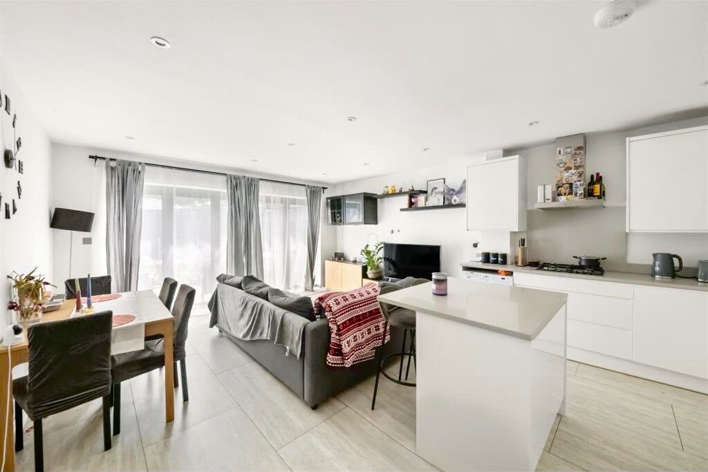 Room Coleridge Way in Greater London