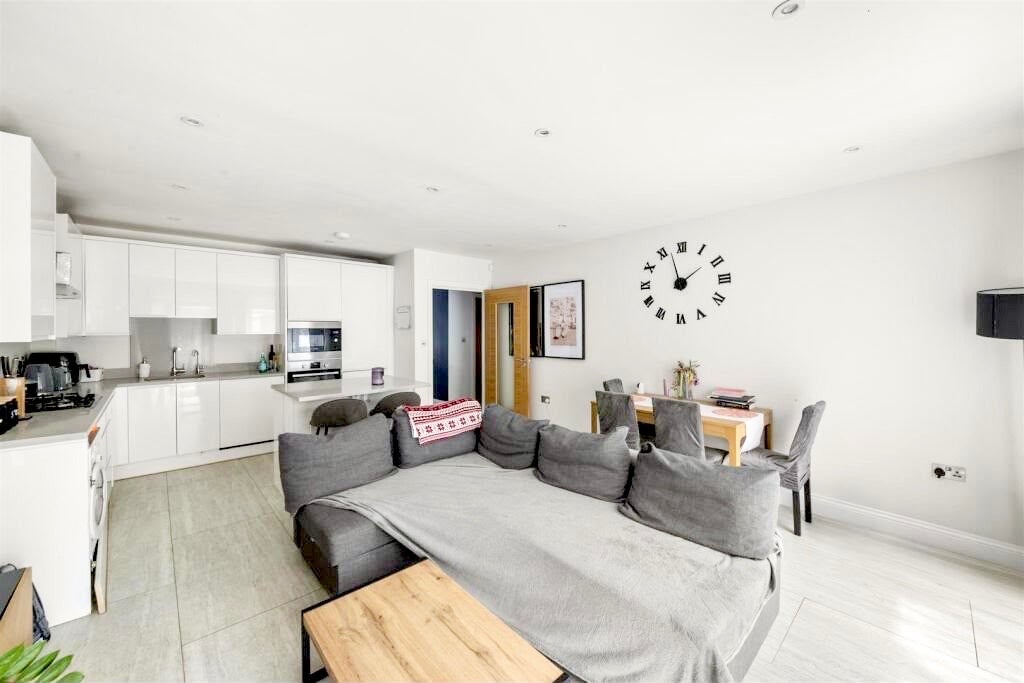 Room Coleridge Way in Greater London