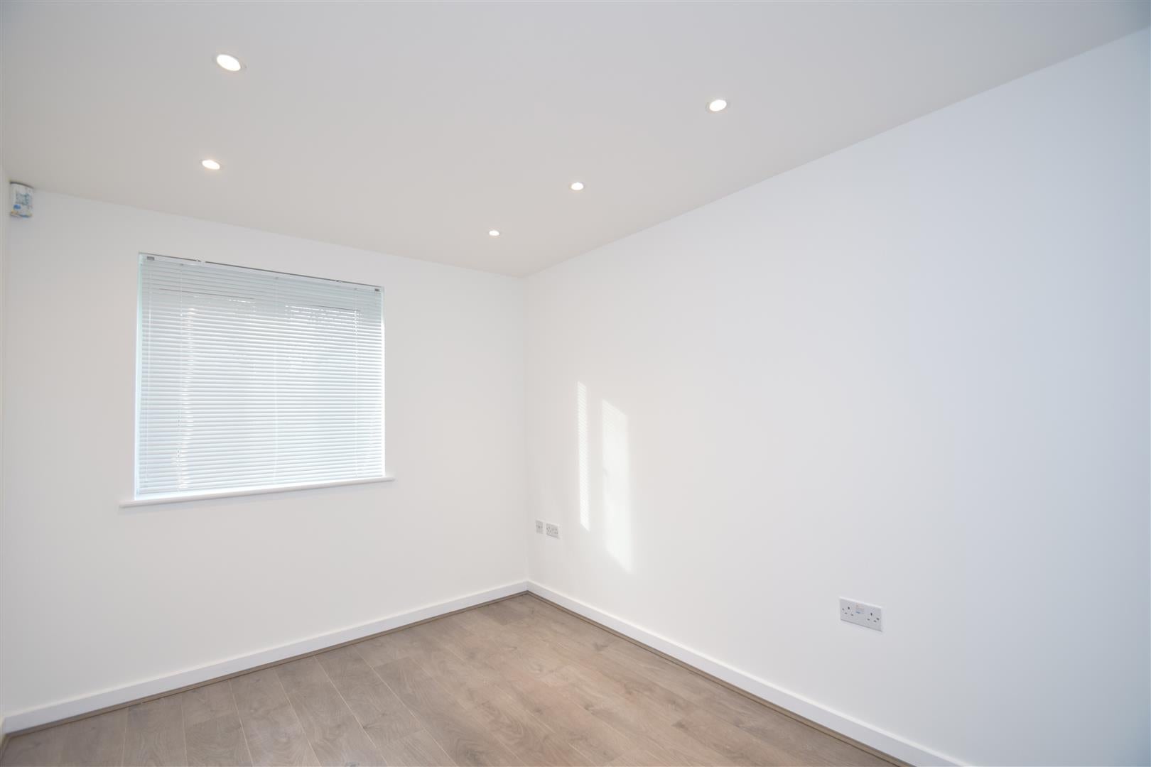Flat Honeypot Lane in Greater London