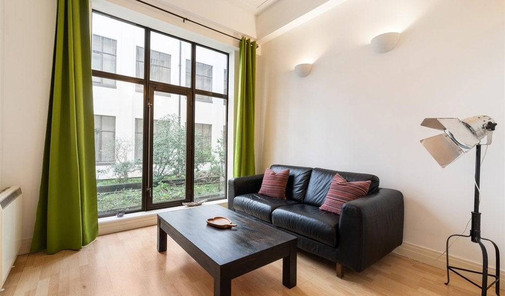 Flat Prescot Street in Greater London