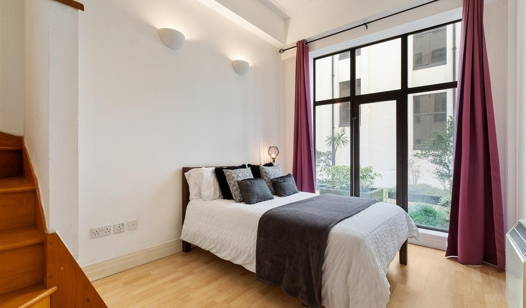 Flat Prescot Street in Greater London