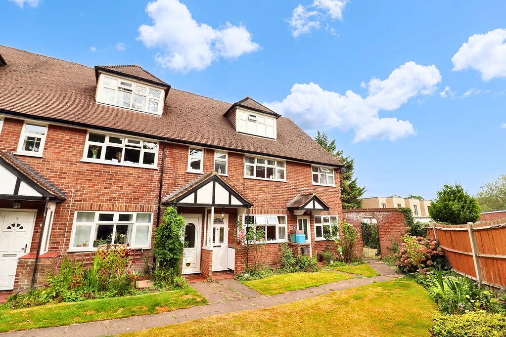 Flat Oak Hill Crescent in Greater London