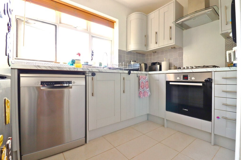 Flat Oak Hill Crescent in Greater London