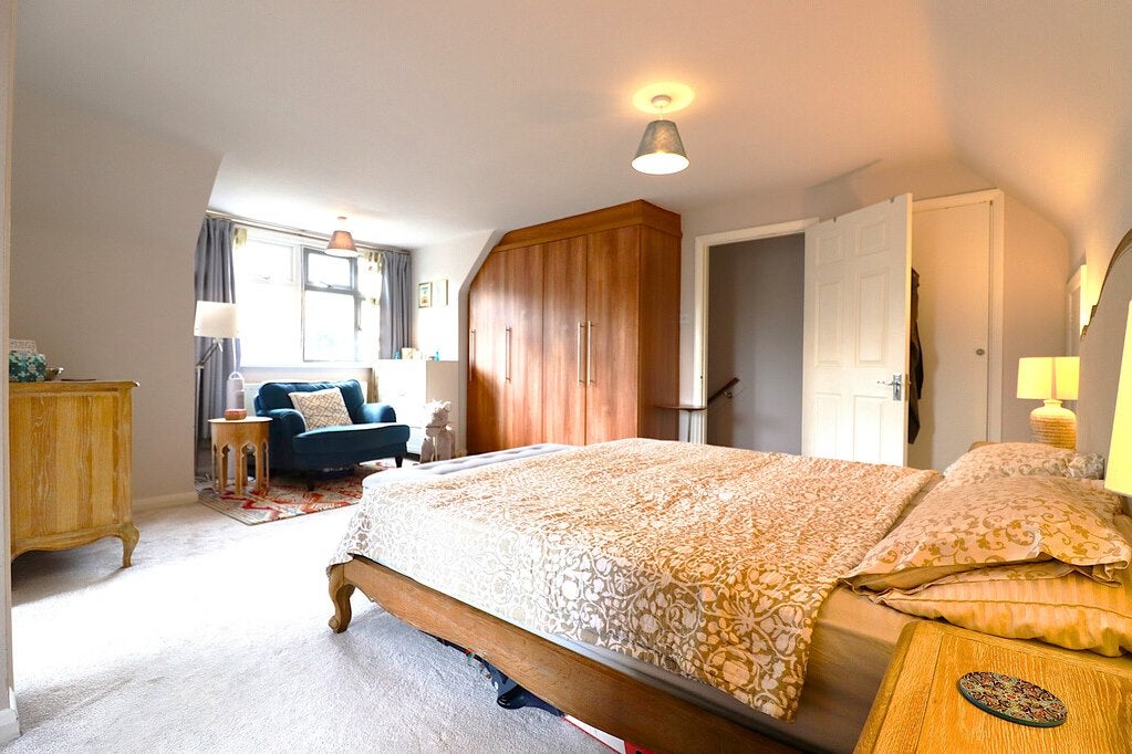 Flat Oak Hill Crescent in Greater London