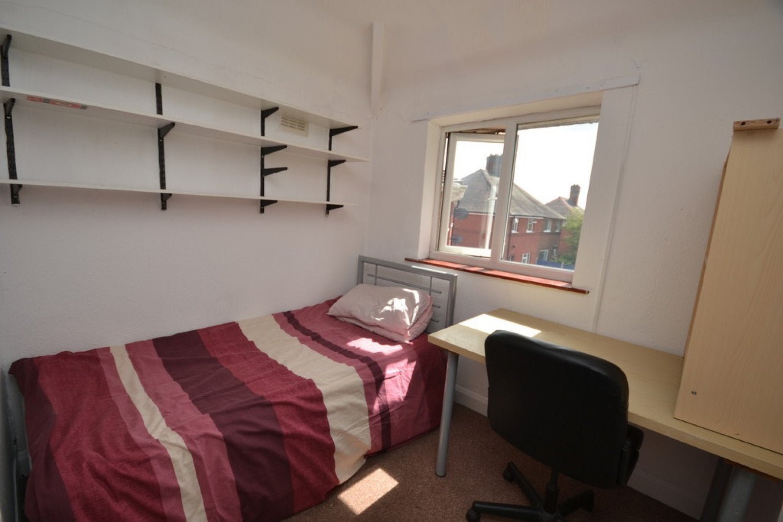 Room Burrows Crescent in Nottingham