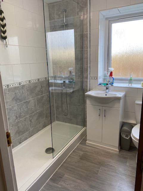 Room Squires Court in Salford
