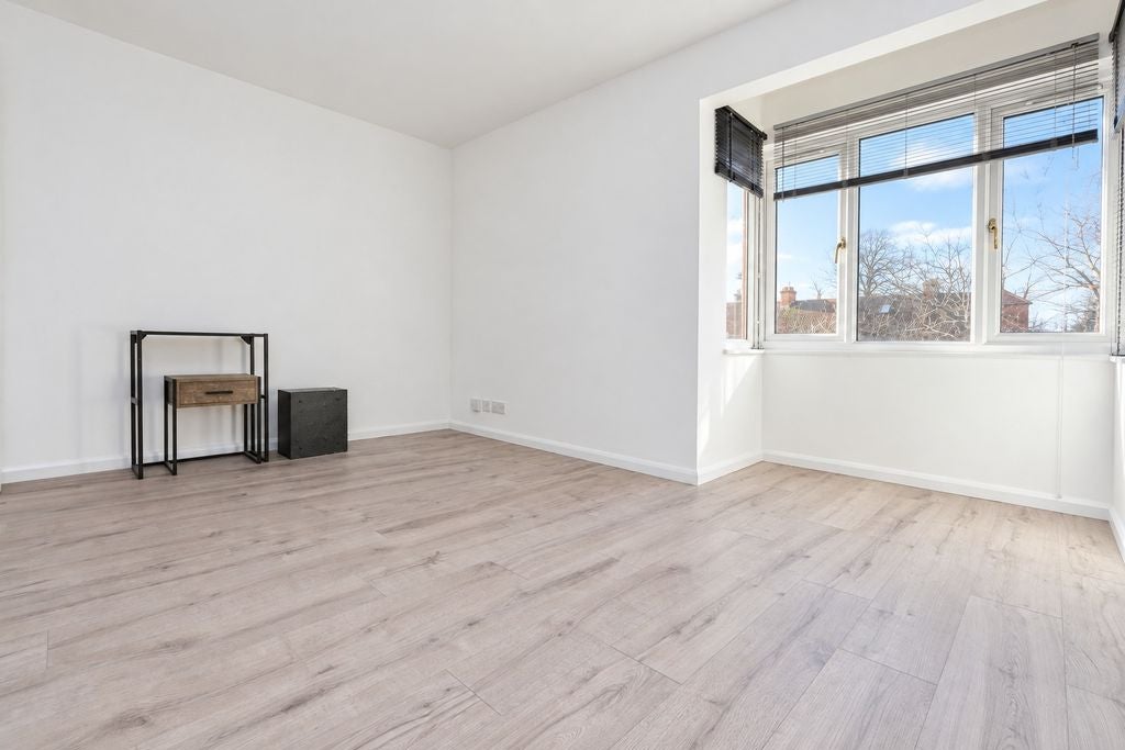 Flat Pycroft Way in Greater London