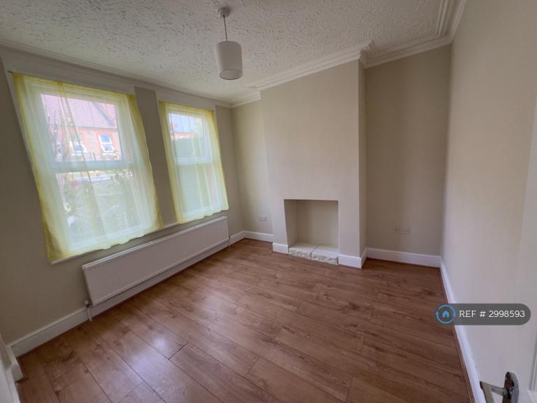 Flat Diana Road in Greater London