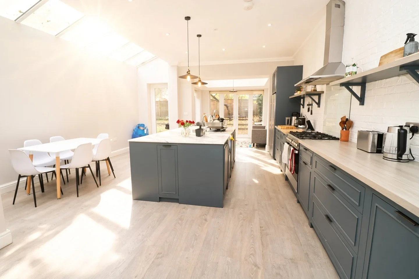 Room Cumberland Road in Greater London