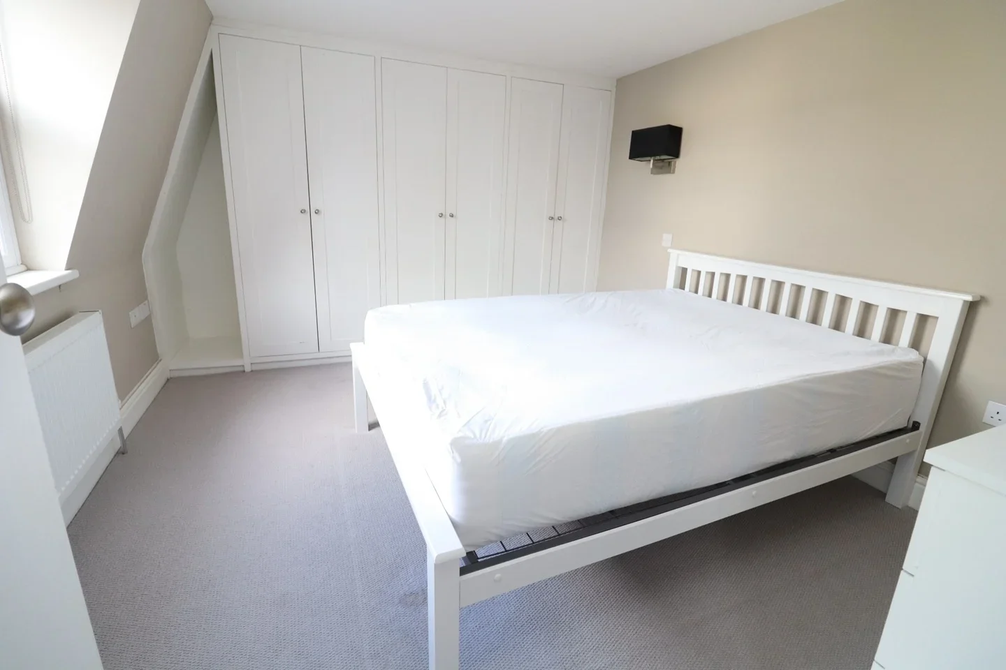 Room Cumberland Road in Greater London