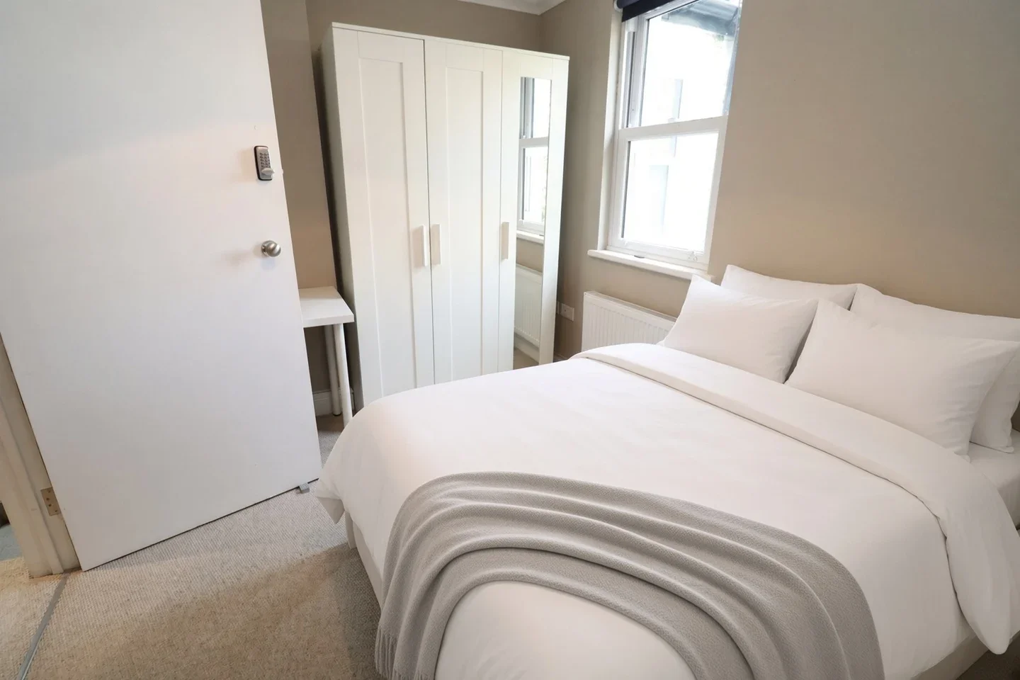 Room Cumberland Road in Greater London
