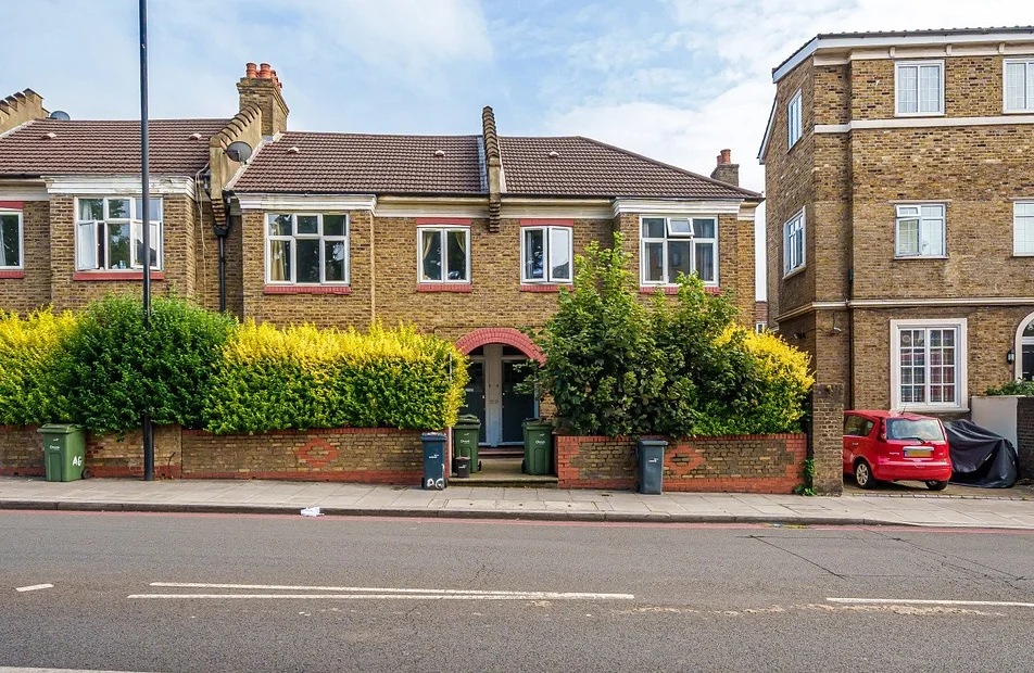 Flat Gleneagle Road in Greater London