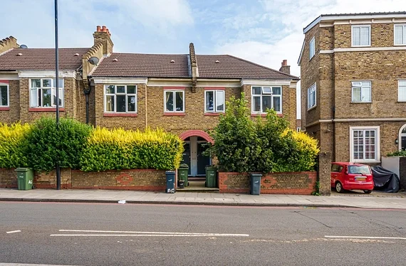 Flat Gleneagle Road in Greater London