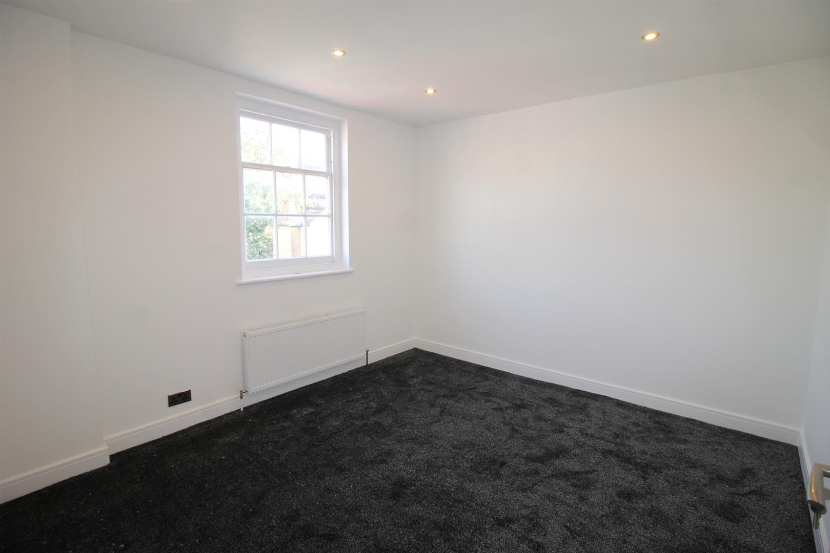 Flat Easton Street in High Wycombe