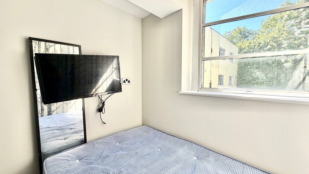 Room Gunnersbury Lane in Greater London