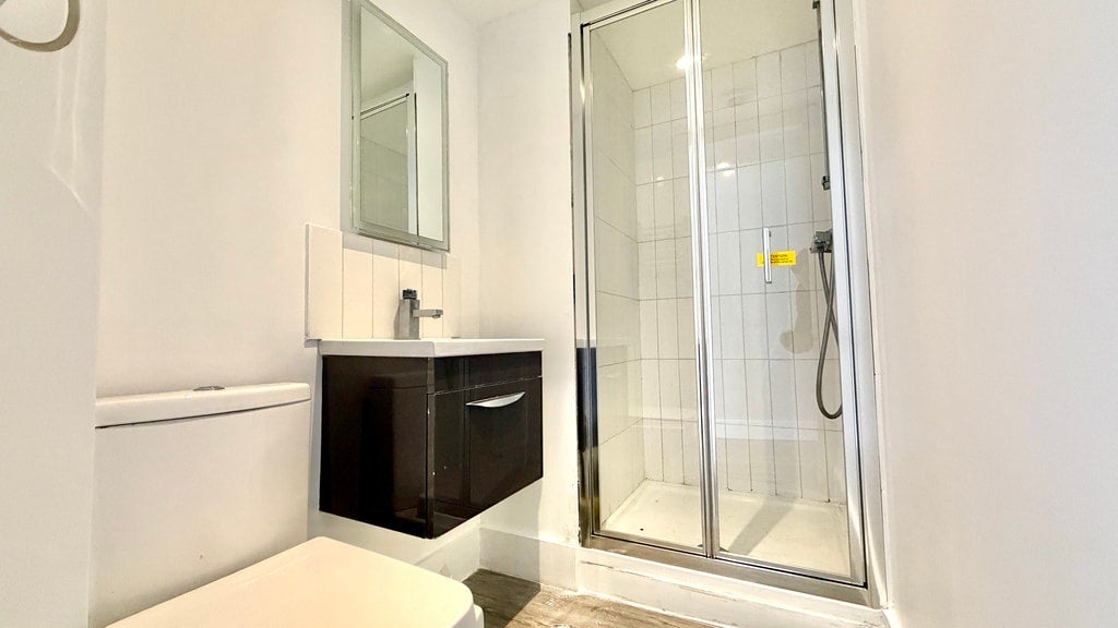 Room Gunnersbury Lane in Greater London
