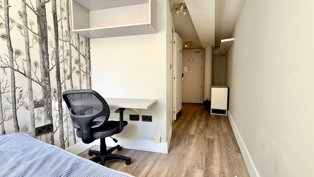 Room Gunnersbury Lane in Greater London
