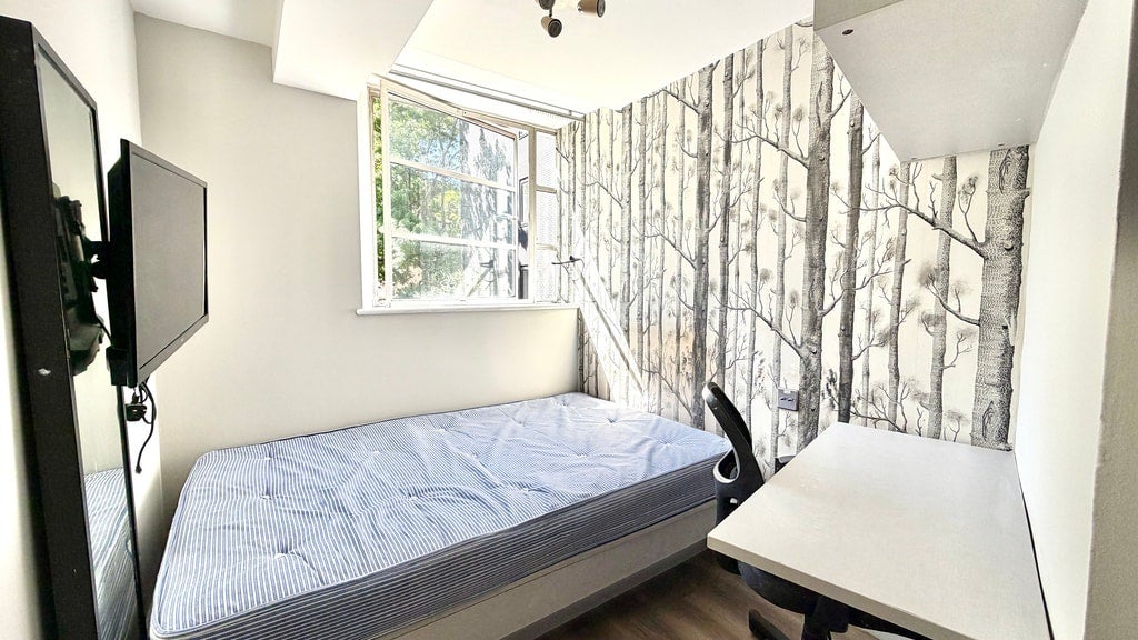 Room Gunnersbury Lane in Greater London