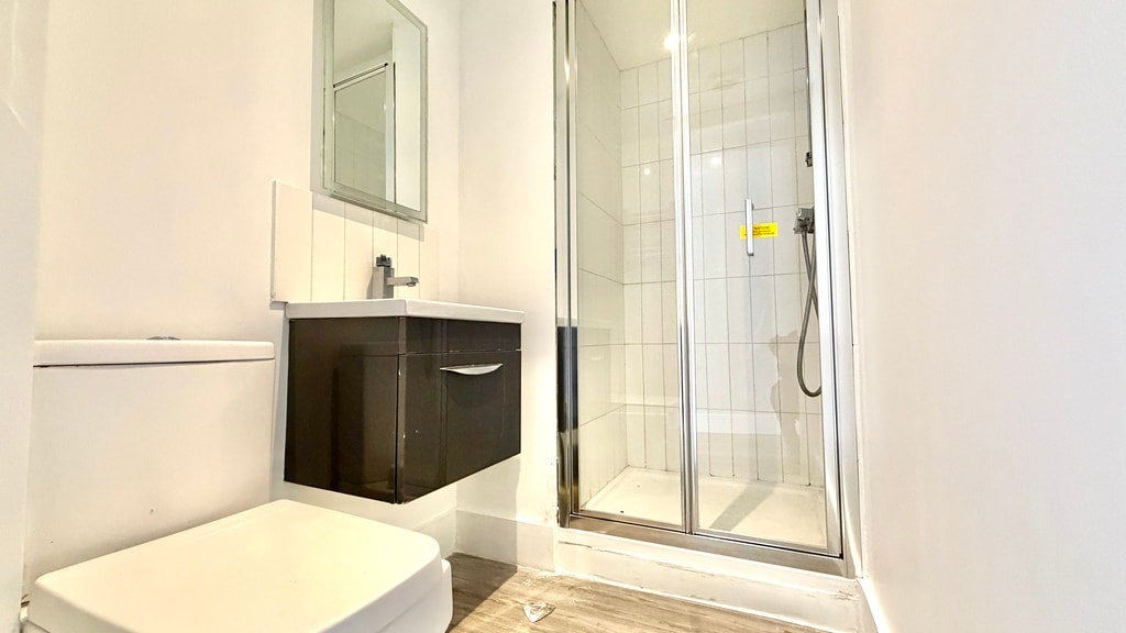 Room Gunnersbury Lane in Greater London
