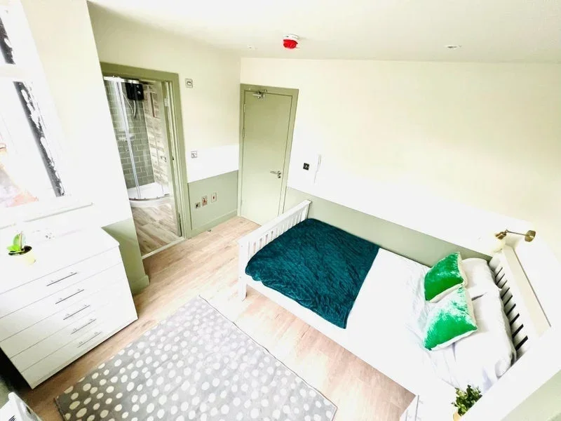 Room Glenister Park Road in Greater London