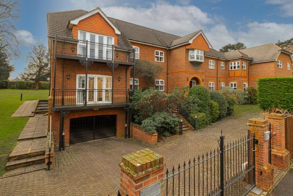House Woodfield Lane in Mole Valley