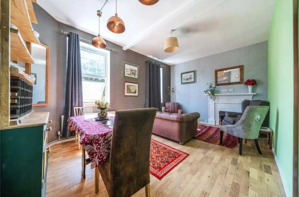 Flat Oaklands Road in Greater London