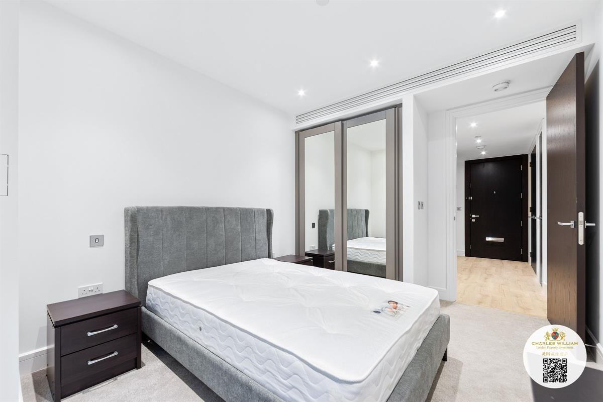 Flat Piazza Walk in Greater London